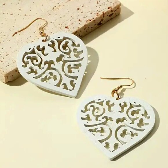 LACY HEARTS in White - Picture 1 of 2